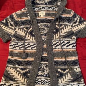 Short sleeve sweater with hood